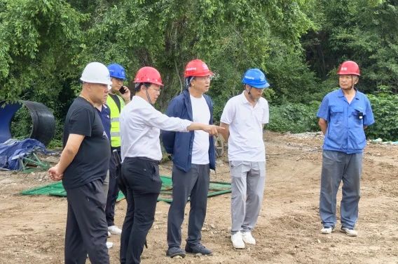 沈陽水務(wù)集團(tuán)副總經(jīng)理王金鵬到沈陽市西部區(qū)域近期（遼中區(qū)）供水工程轉(zhuǎn)輸泵站檢查指導(dǎo)工作.jpg