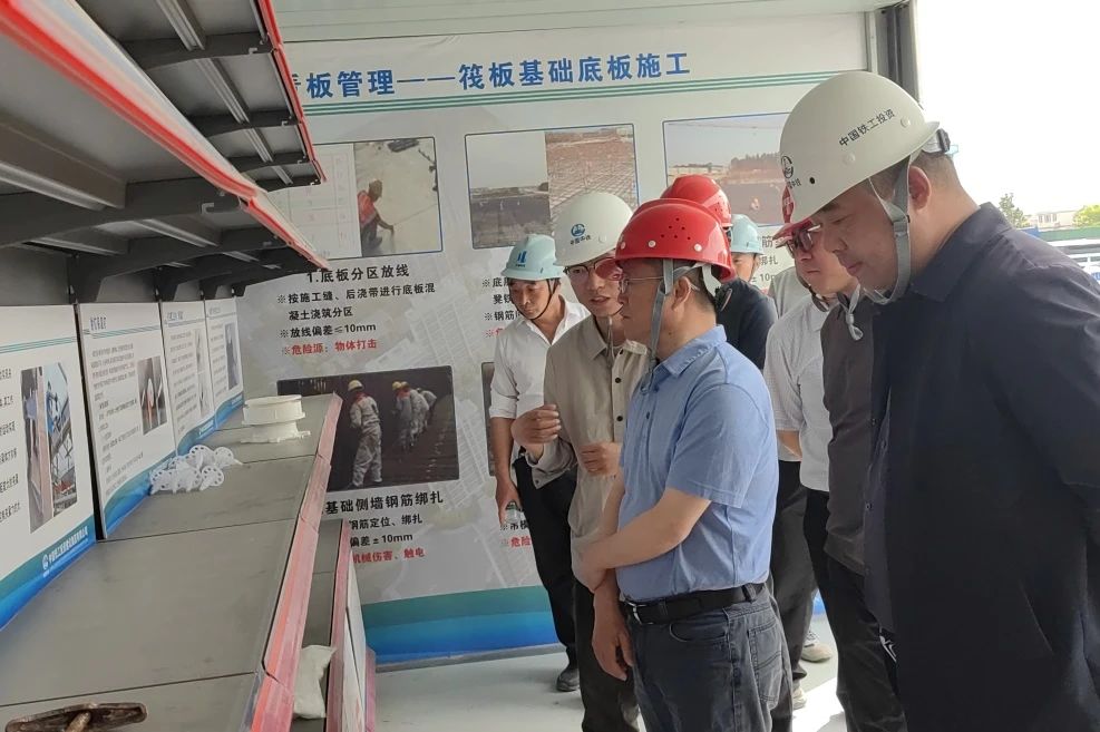 南京市六合區(qū)人大常委會副主任、龍袍新城常務(wù)副指揮長薛其松到南京龍袍項目檢查指導(dǎo)工作.jpg